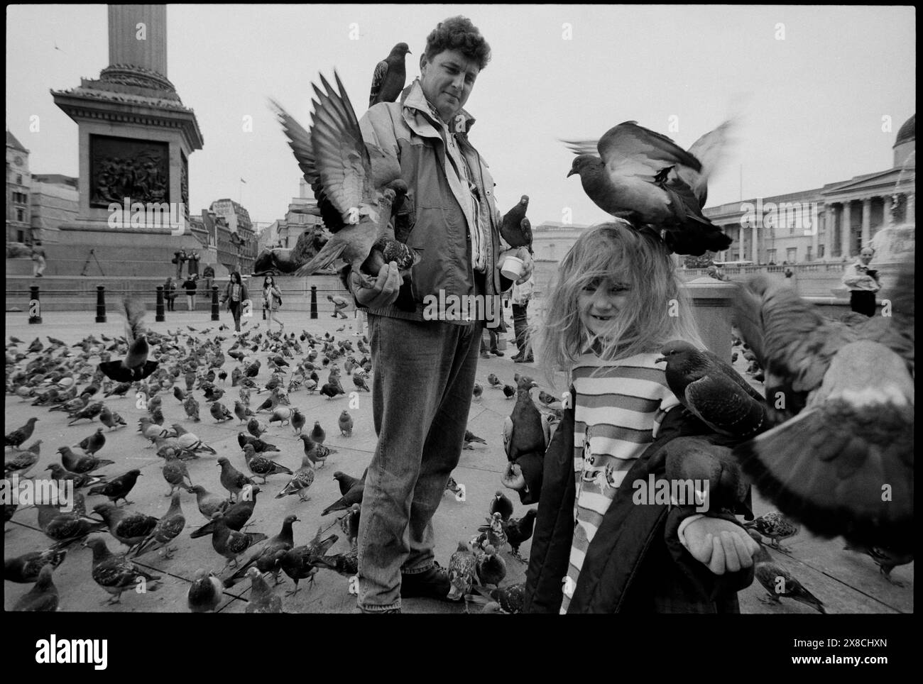 Trafalgar Square London Fütterung Tauben 1993 Scan 2024 Fütterung Tauben ist jetzt verboten. Stockfoto
