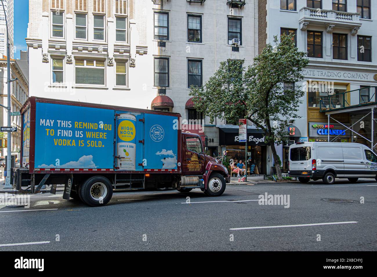 New York, NY, USA - 2. August 2023: Empire Merchants Delivery Truck mit Anzeige für High Noon Vodka and Soda, harter Seltzer mit echtem Fruchtsaft, Stockfoto
