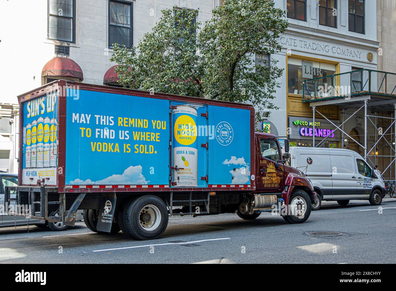 New York, NY, USA - 2. August 2023: Empire Merchants Delivery Truck On the Move mit Anzeige für High Noon Vodka und Soda, harter Seltzer mit echtem f Stockfoto