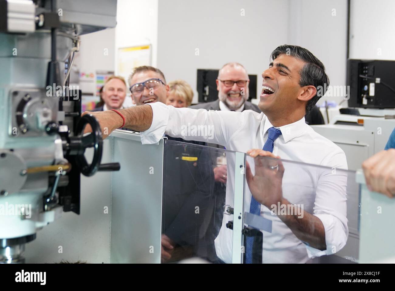 Premierminister Rishi Sunak versucht während eines Besuchs des South Staffordshire College in Cannock, ein Loch in ein Metallstück im Maschinenbaulabor zu bohren. Bilddatum: Freitag, 24. Mai 2024. Stockfoto