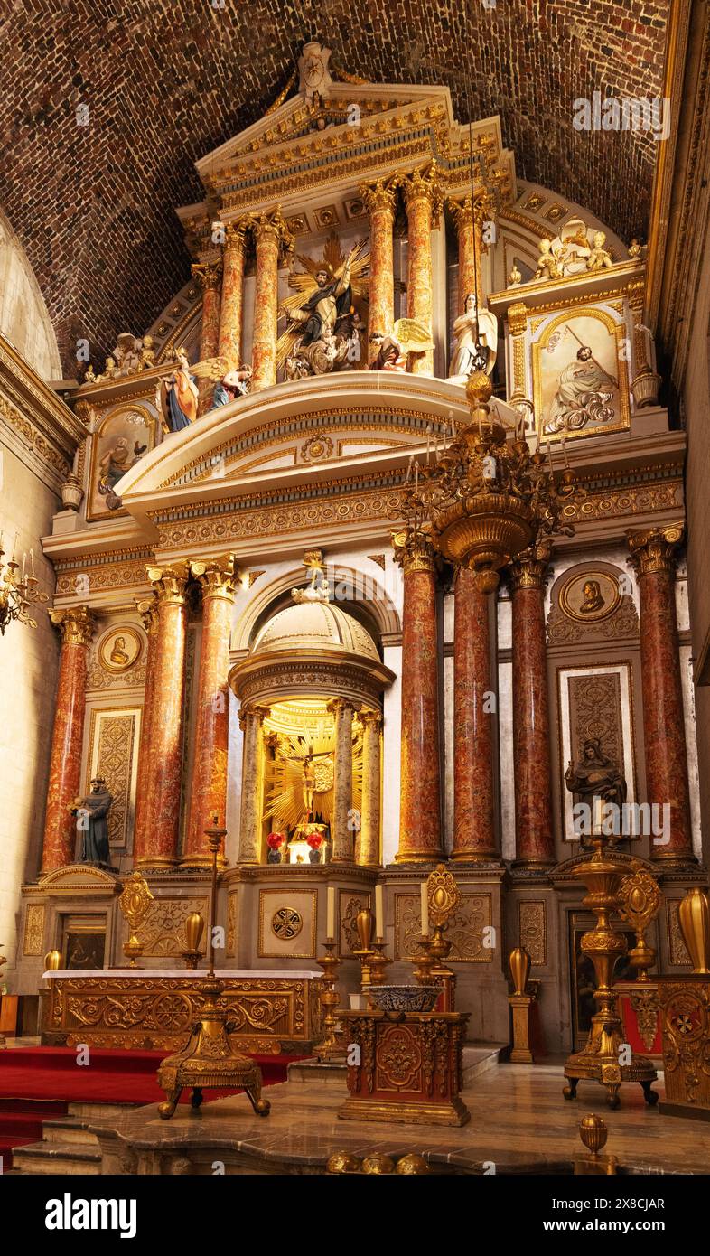 Kirche Santo Domingo, Mexiko-Stadt - Iside, mit verziertem Altar und Reredos. Römisch-katholische Kirchen, Mexiko Stockfoto