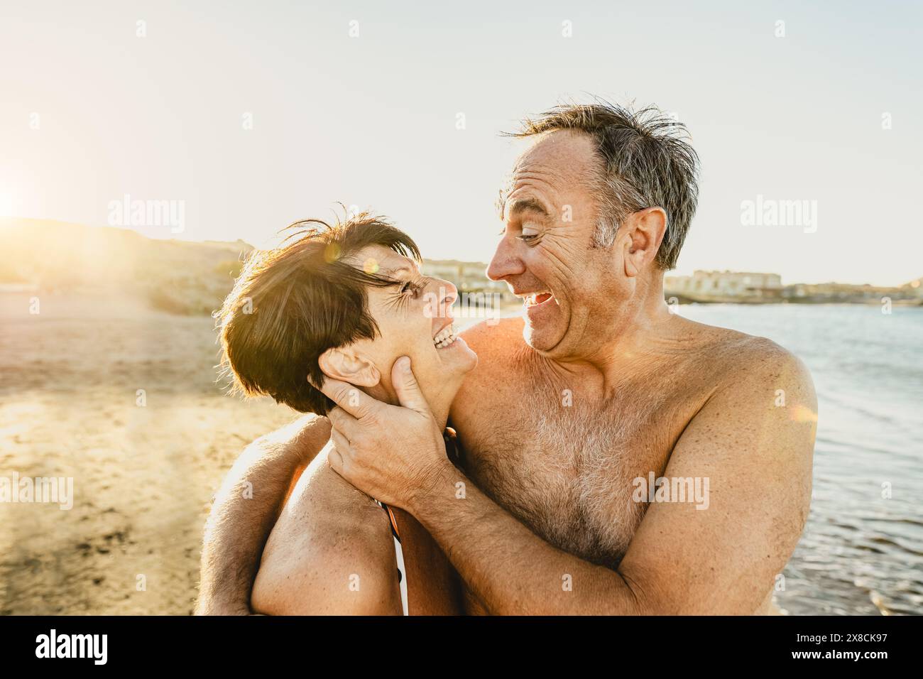 Glückliches Seniorenpaar genießt Urlaub am Strand - ältere Leute lieben das Konzept Stockfoto Glückliches Seniorenpaar genießt Urlaub am Strand - ältere Leute lieben das Konzept Stockfoto