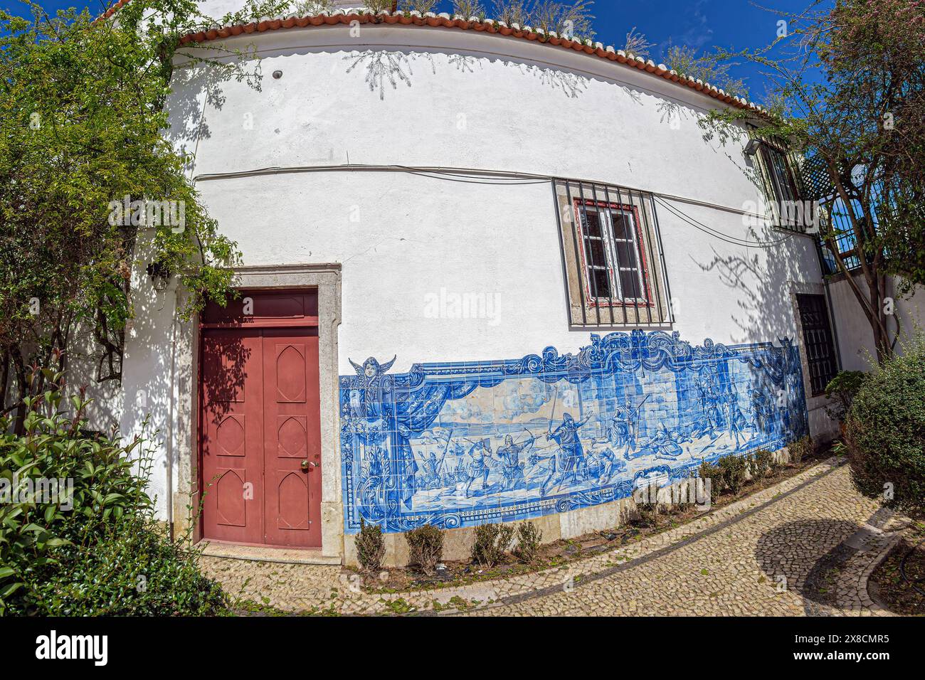 LISSABON, PORTUGAL - 8. APRIL 2024: Die Kirche Santa Luzia und São Brás mit zwei Fliesentafeln, die Szenen der Eroberung von Lissabon darstellen Stockfoto