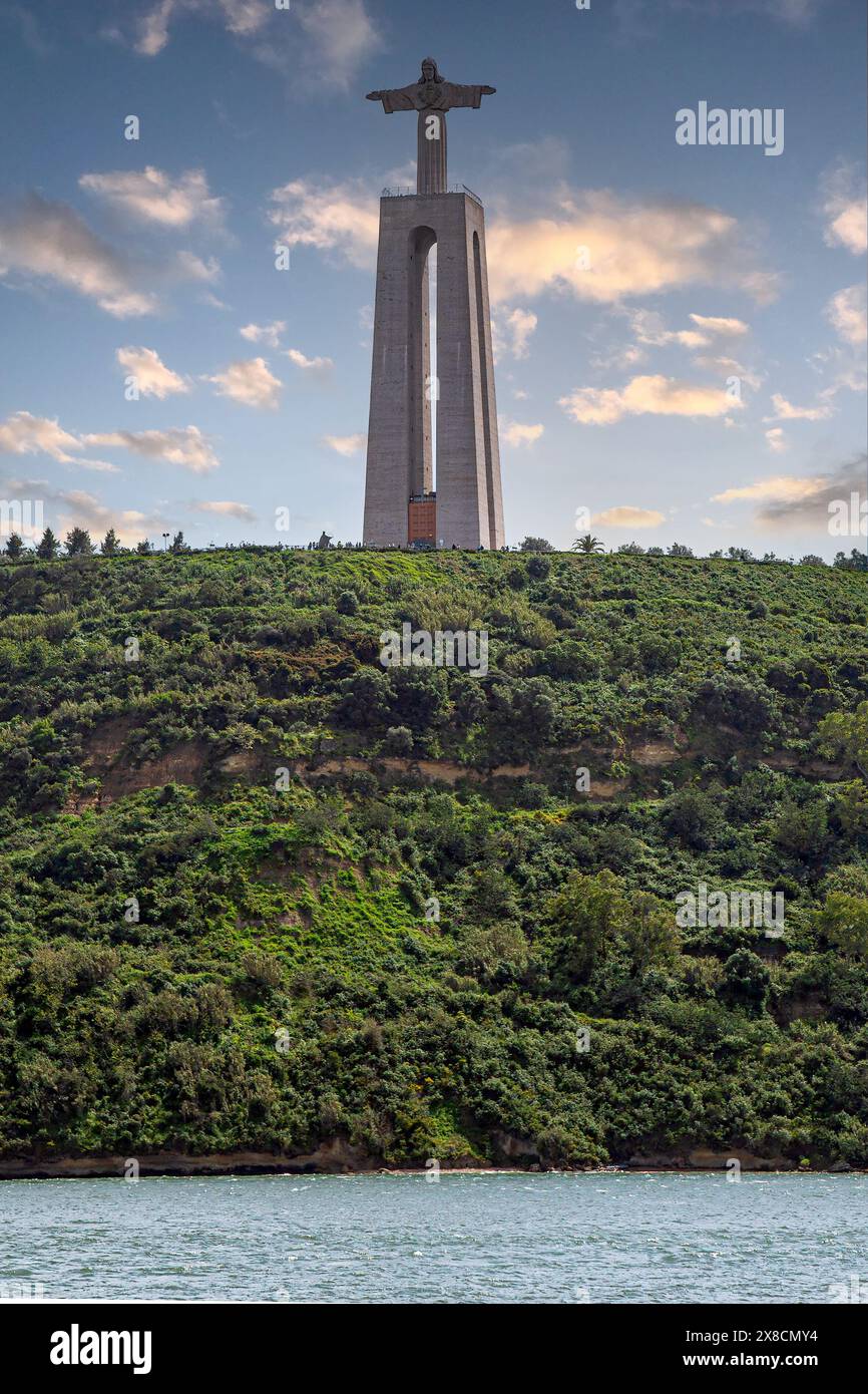 Das nationale Heiligtum Christi des Königs, ein religiöses Denkmal, das dem Heiligen Herzen Jesu gewidmet ist, befindet sich am Ufer des Flusses Tajo in Lissabon Stockfoto