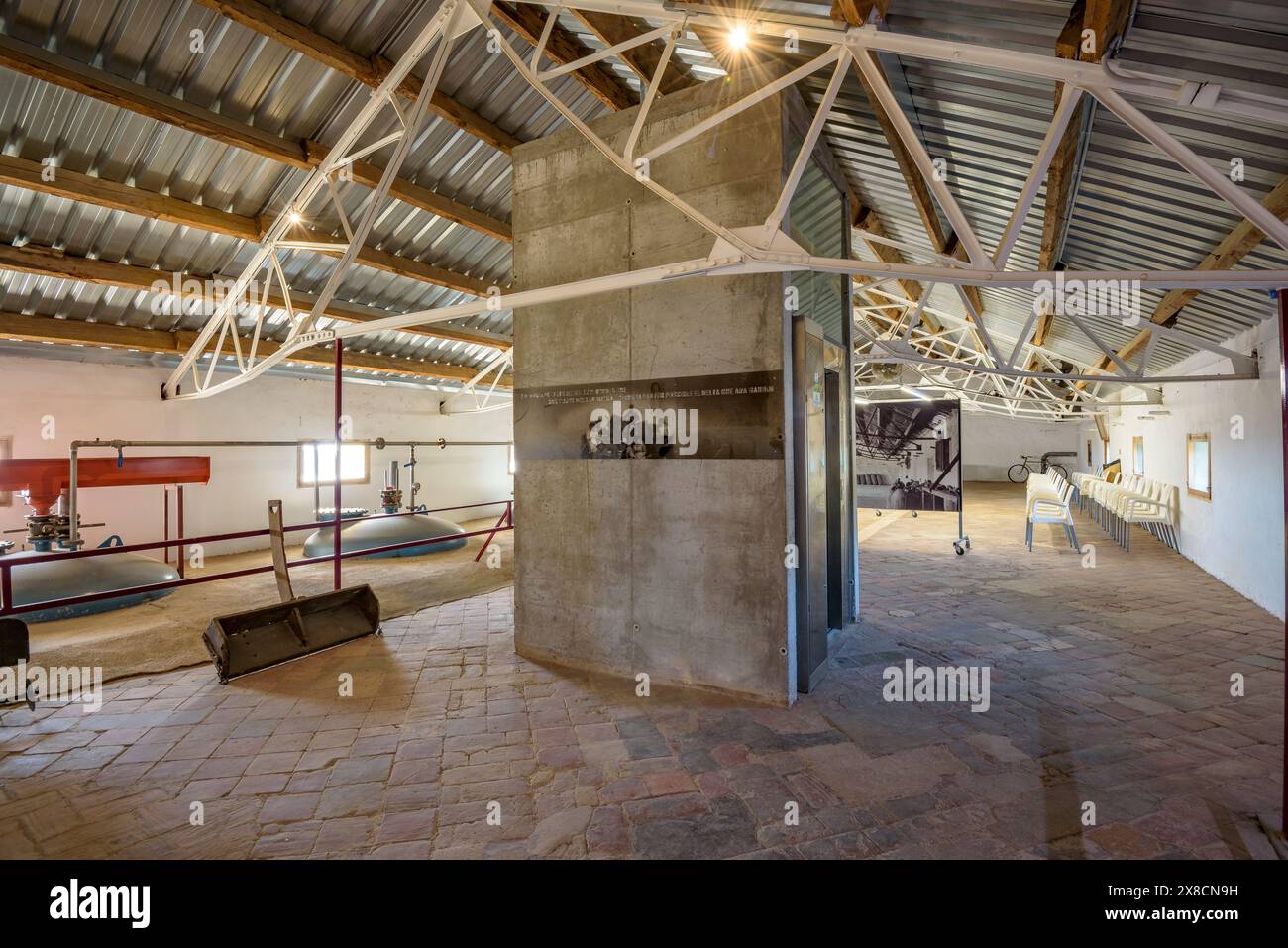 Das Innere des Museums für Reismuseum in Camarles (Tarragona, Katalonien, Spanien) z es Interior del museo Centro de Interpretación del Arroz Stockfoto