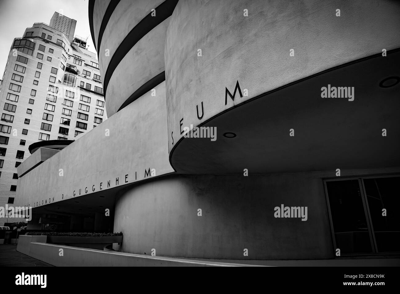 Der Eingang des Guggenheim Museums in Monochrame - Manhattan, New York City Stockfoto