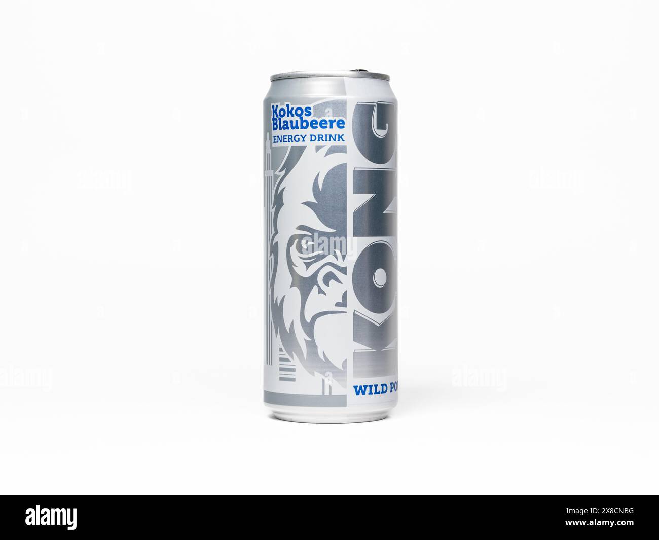 Lidl Kong Strong Kokos Blaubeere (cocos Blaubeere) Energy Drink Dose. Das preiswerte Alternativgetränk ist eine Ladenmarke des deutschen Discounters. Stockfoto