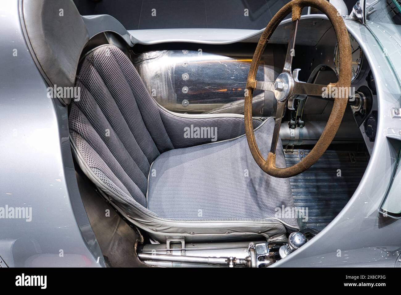 Retro-Charme: Rennsitz mit Lederlenkrad aus vergangenen Zeiten, deutschland, essen, Techno-classica, Oldtimermesse Stockfoto