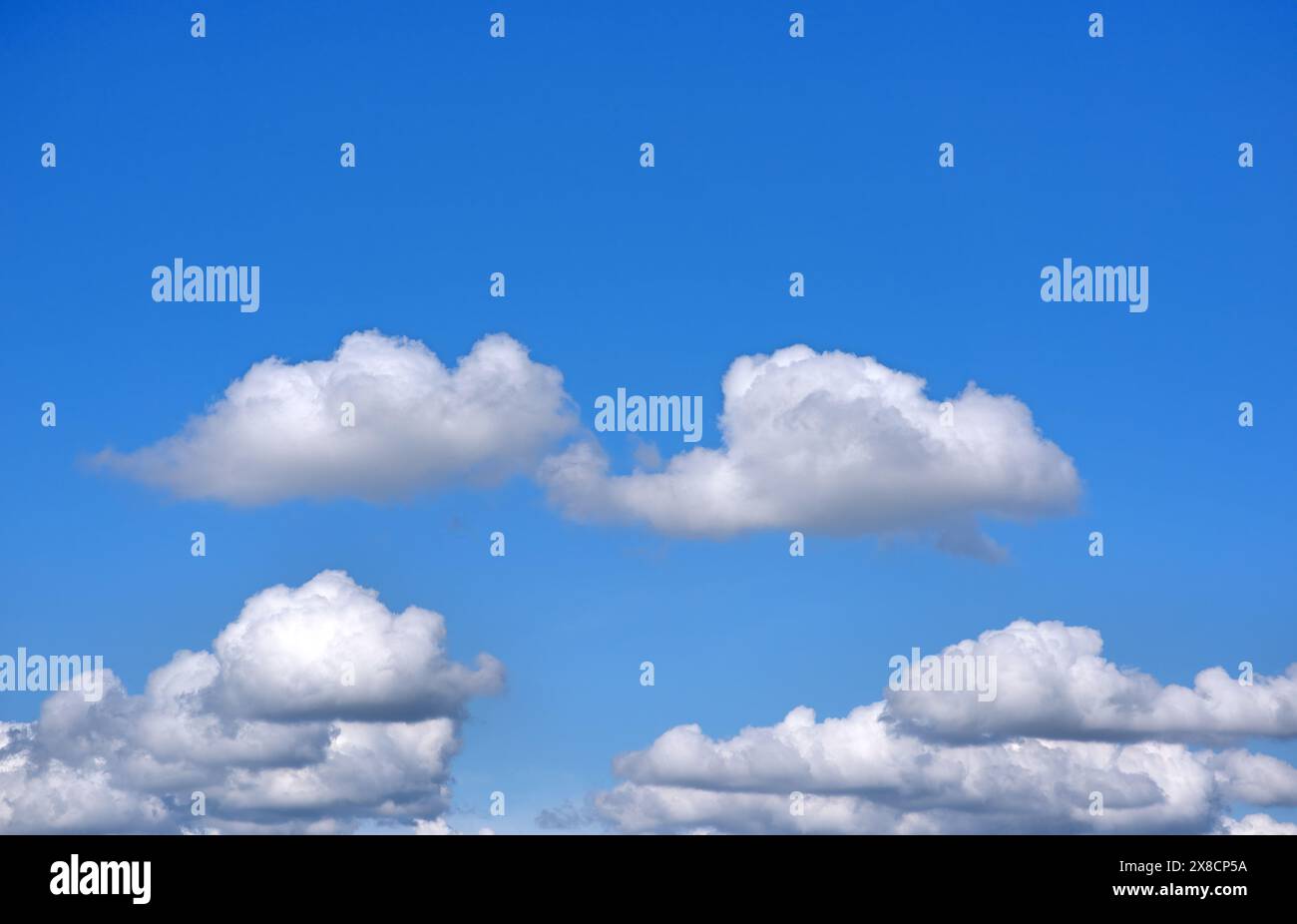 Kleine weiche Cumulus-Wolken am blauen Himmel Stockfoto