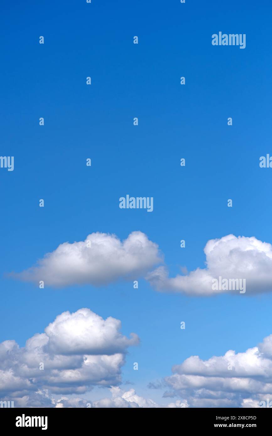 Kleine weiche Cumulus-Wolken am blauen Himmel Stockfoto