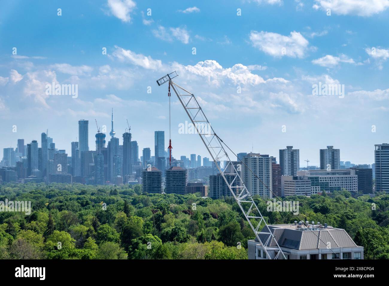 Toronto, Ontario/Kanada: 21. Mai 2024: Baukran in Midtown und viele weitere Kräne für Hochhäuser sind von Downtown aus gesehen Stockfoto