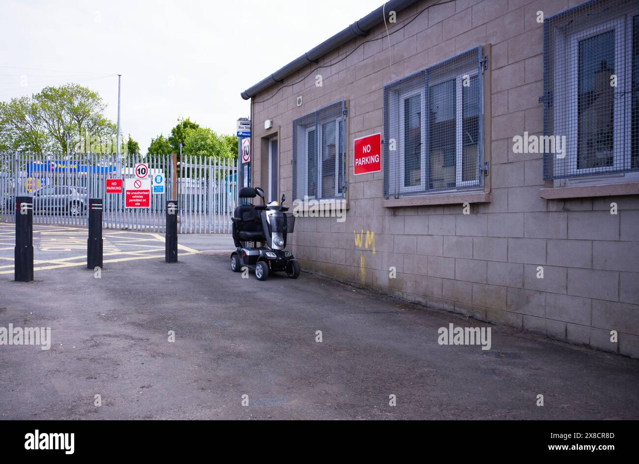 Das uneinladende Hauptbusdepot und Haltestelle in Portaferry, Nordirland. Keine Unterkunft, Sitze oder Einrichtungen mit Bussen alle zwei Stunden Stockfoto