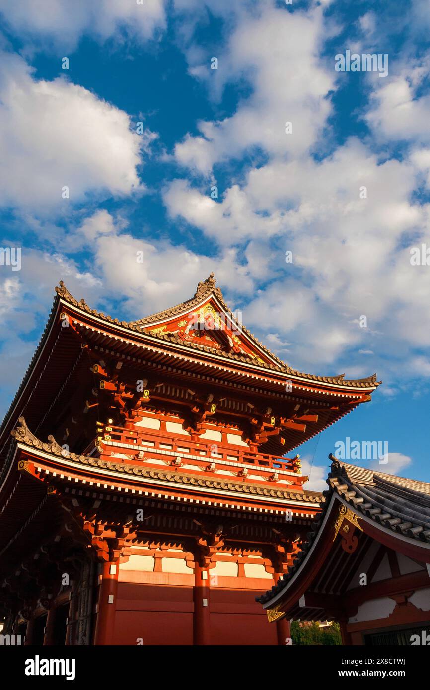 Religiöse Architektur in Japan. Senso-JI buddhistischer Tempel Hozomon-Tor in Asakusa, der älteste Tempel in Tokio Stockfoto