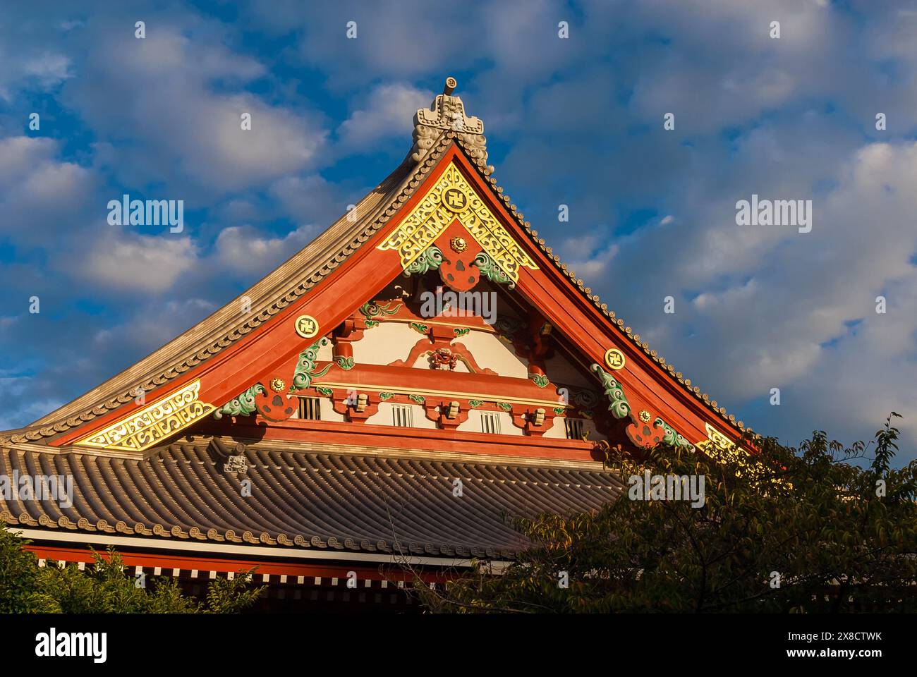 Religiöse Architektur in Japan. Detail des Senso-JI buddhistischen Tempeldaches in Asakusa, dem ältesten Tempel in Tokio Stockfoto