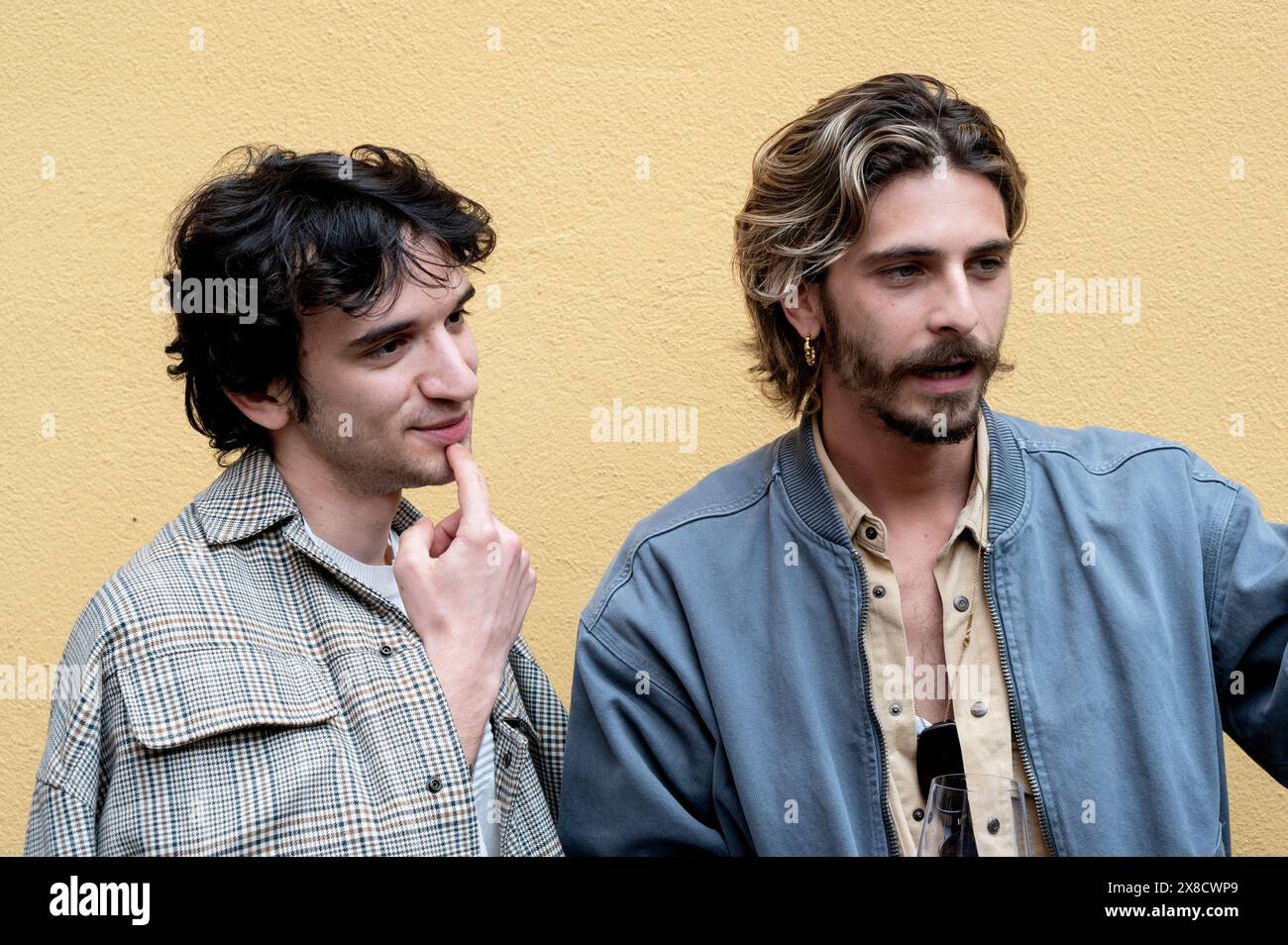 Dogliani, Italien, 24. Mai 2024. Die italienische Musikgruppe Santi Francesi (Alessandro de Santis und Mario Lorenzo Francese) war Gäste der dreizehnten Ausgabe des Festival della TV. Quelle: Luca Prestia / Alamy Live News Stockfoto