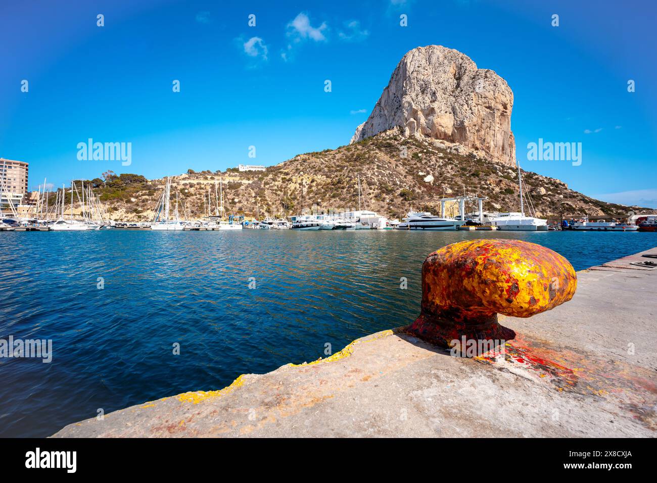 Hafen von Calpe mit Penyal d'ifac, Costa Blanca, Spanien Stockfoto