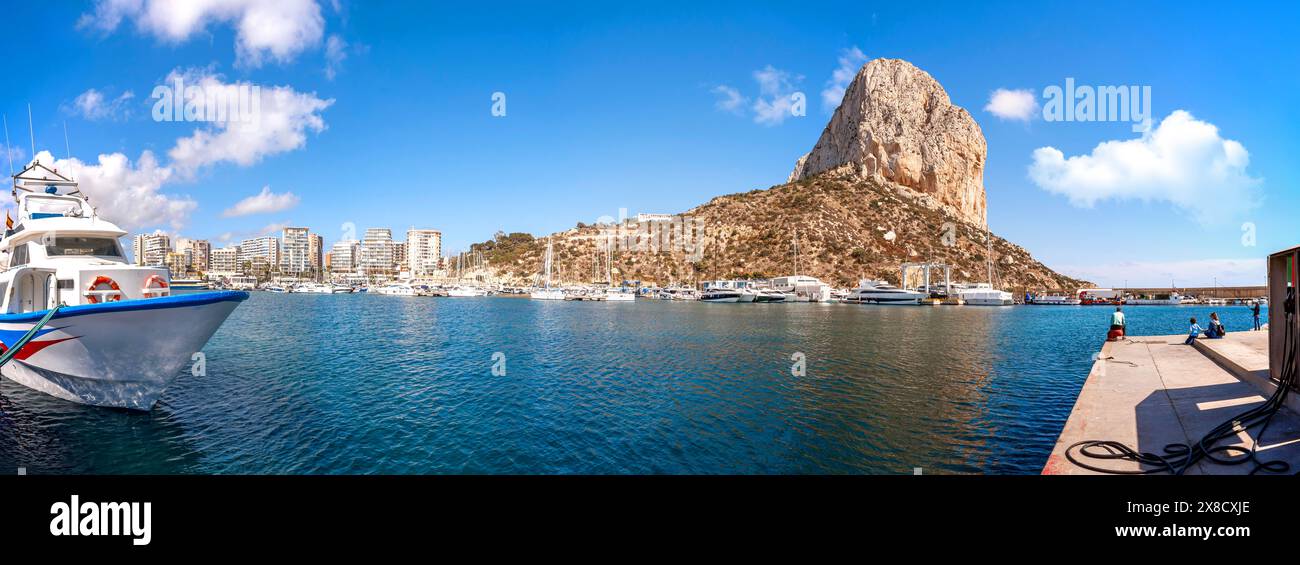 Hafen von Calpe mit Penyal d'ifac, Costa Blanca, Spanien Stockfoto