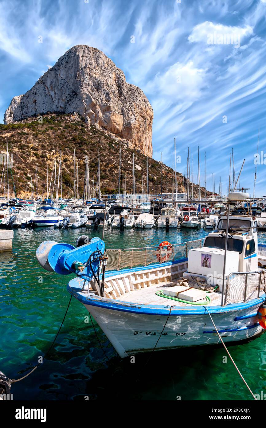 Wunderschöne Landschaft des Hafens von Calpe mit Schiff und Penon de Ifach, Costa Blanca, Spanien Stockfoto