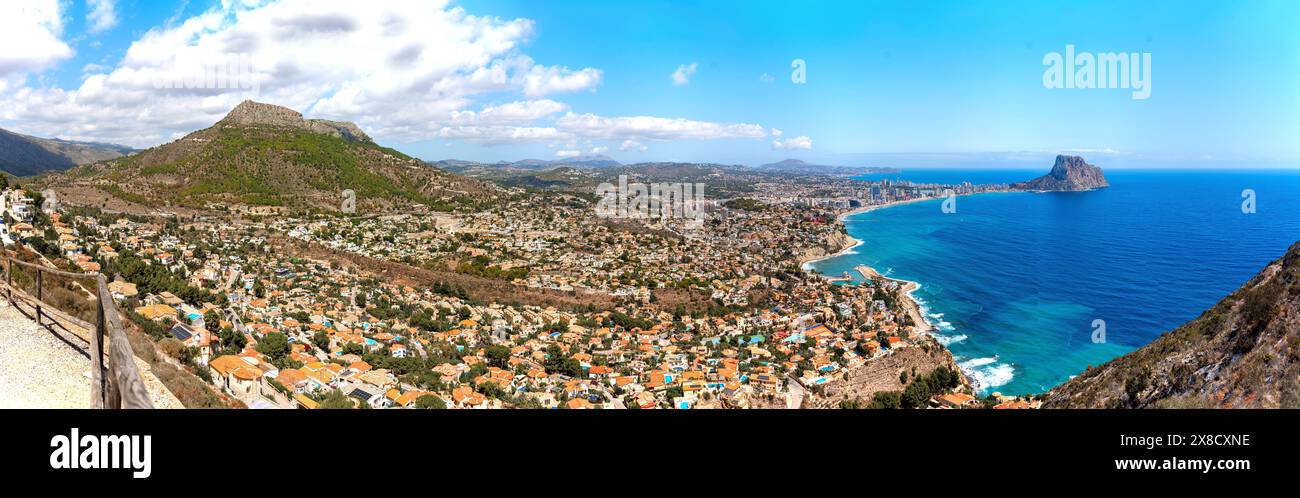 Aus der Vogelperspektive auf Calpe und den Naturpark von Penyal d'IFAC, Costa Blanca, Spanien Stockfoto