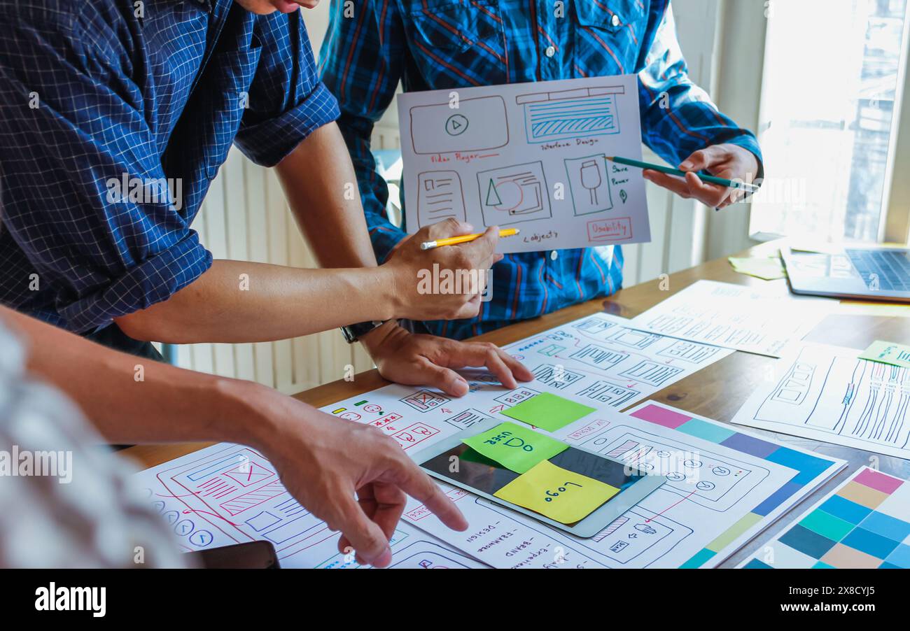 Das Entwicklungsteam für mobile Anwendungen untersucht und entwirft ein ux-ui-System zur Anzeige und Farbgebung in Anwendungen auf dem Smartphone, um effizient und effizient zu arbeiten Stockfoto