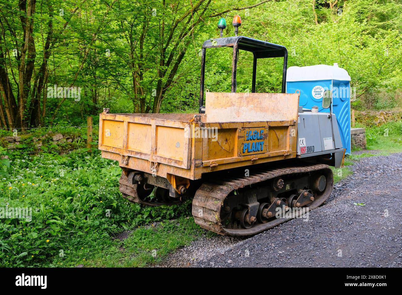 Mai 2024 - Kettenkippwagen zur Wartung des Hecks in Blackrock, Cheddar Gorge, Somerset, England, Vereinigtes Königreich Stockfoto