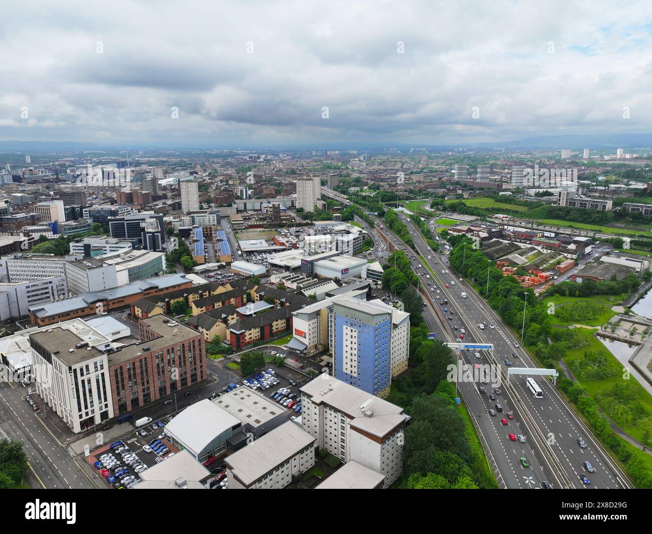 Luftaufnahme der Drohne auf North Glasgow und M8 Autobahn Stockfoto