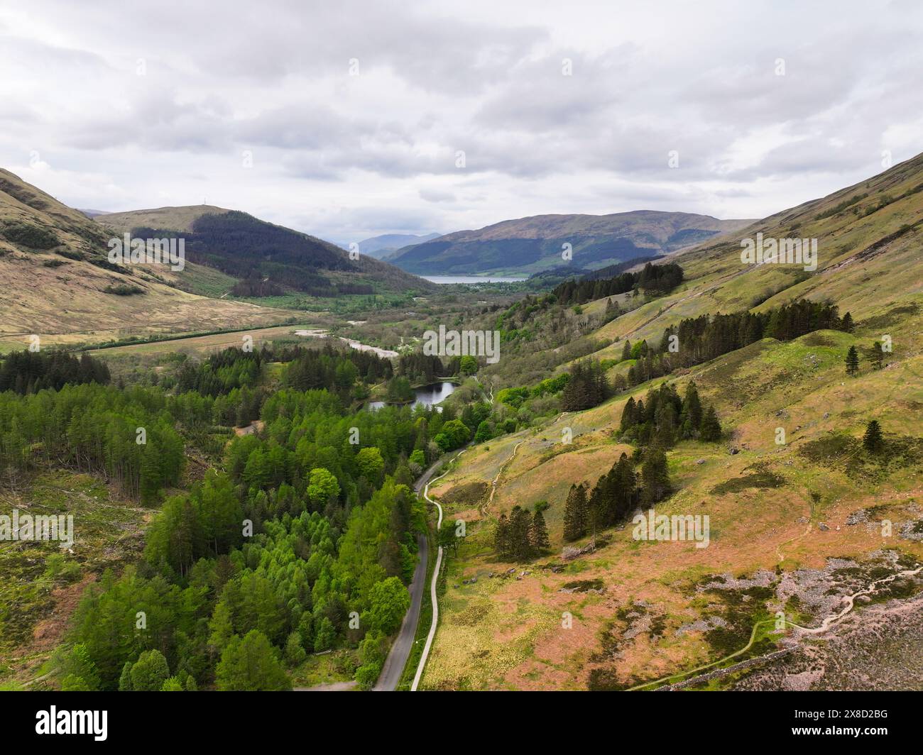 Drohnenansicht von Clachaig aus der Vogelperspektive mit Blick auf das Dorf Glencoe und den Drehort von Hagrids Hut Stockfoto