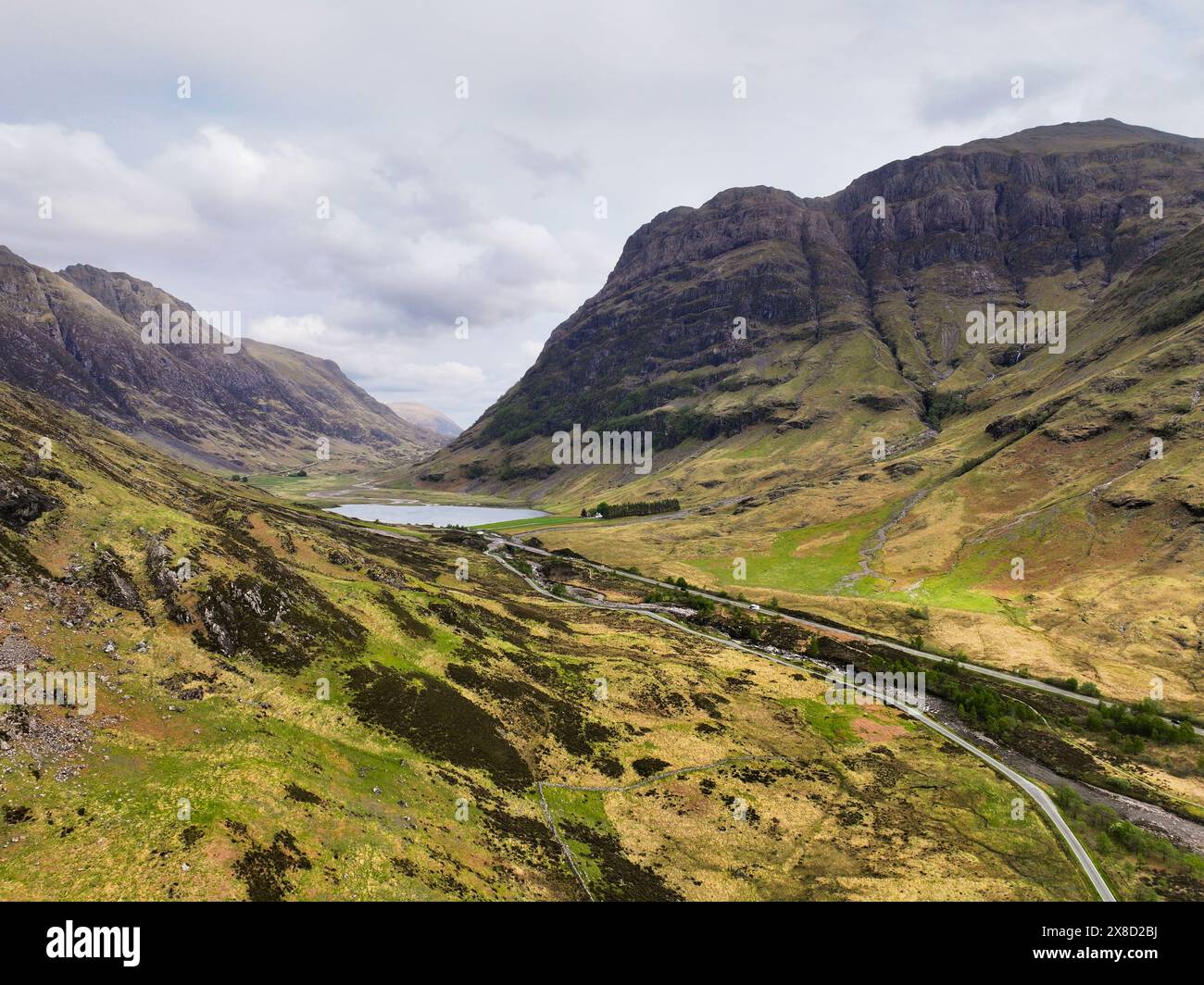 Drohnenansicht von Glencoe mit Blick auf die Three Sisters Stockfoto