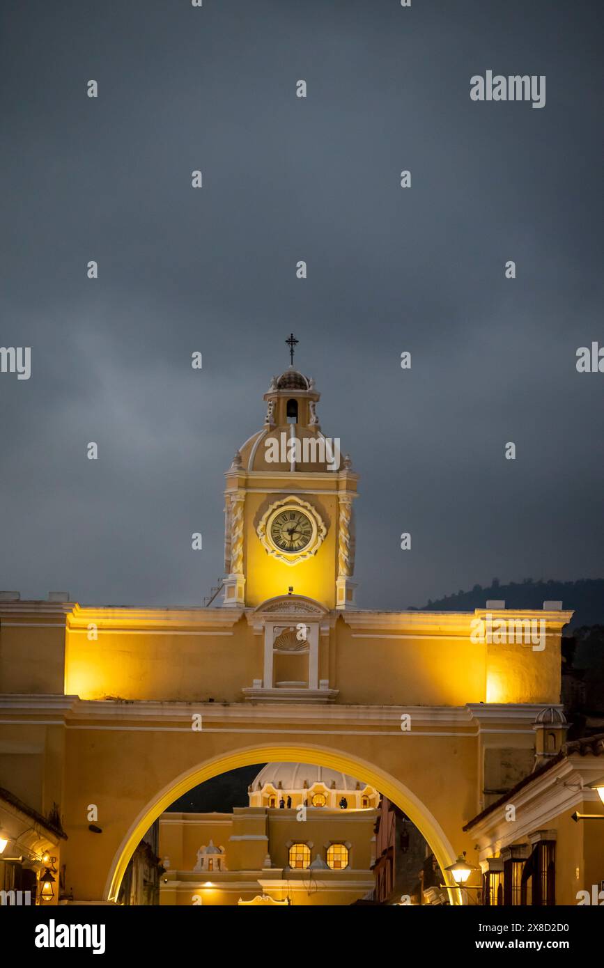 Santa Catalina Arch, eines der markantesten Wahrzeichen in Antigua Guatemala, an der 5th Avenue North. Erbaut im 17. Jahrhundert, Antigua, Guate Stockfoto