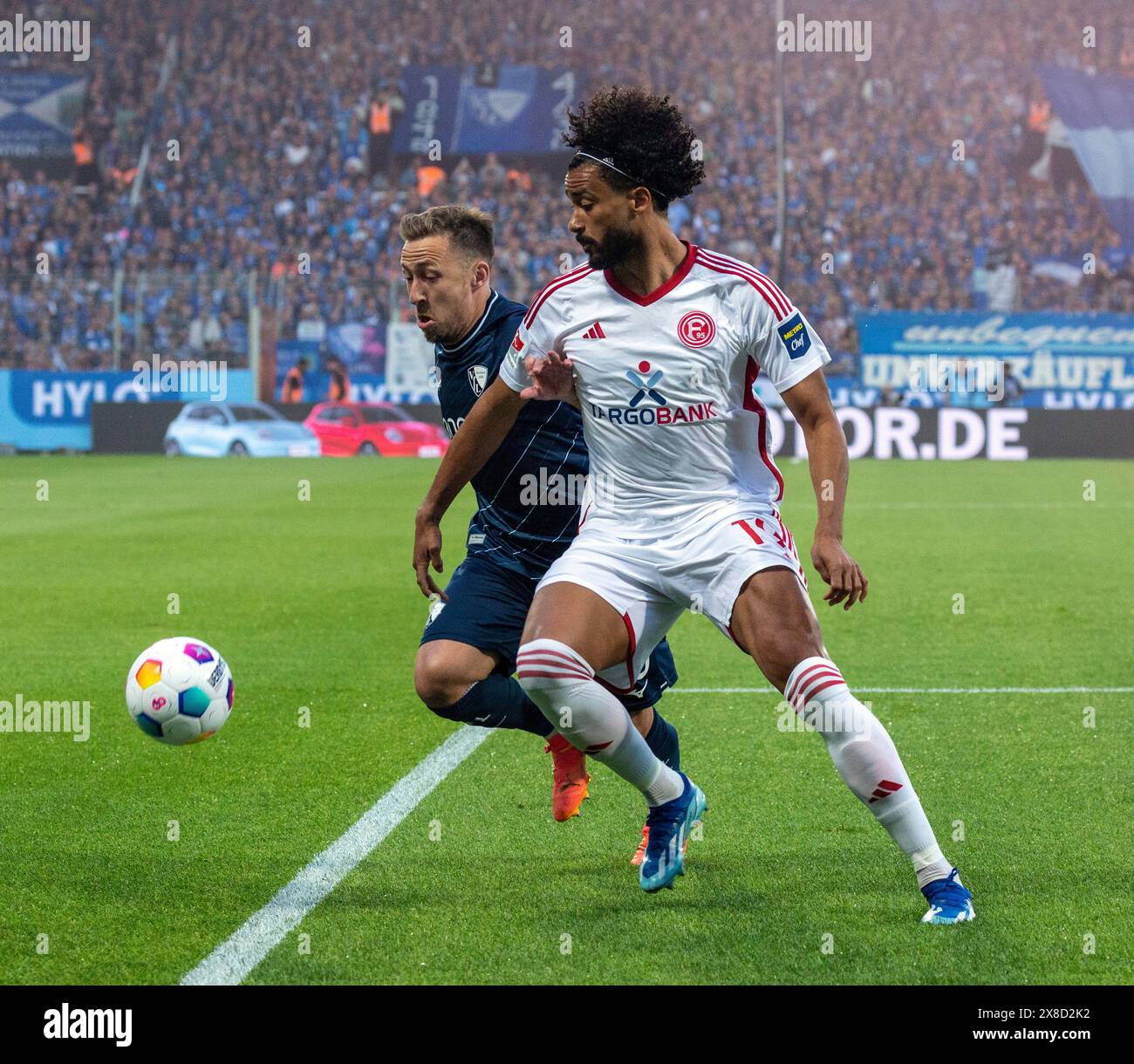 Sport, Fußball, deutsche Premier League, Deutsche zweite Liga, 2023/2024, Relegationsspiel zur Spielsaison 2024/2025, Erstleg, Vonovia Ruhr Stadion Bochum, VfL Bochum gegen Fortuna Düsseldorf 0:3, Spielszene, Emmanuel Iyoha (Fortuna) Ahead und Felix Passlack (Bochum), DFL-VORSCHRIFTEN VERBIETEN JEDE VERWENDUNG VON FOTOGRAFIEN ALS BILDSEQUENZEN UND/ODER QUASI-VIDEO Stockfoto