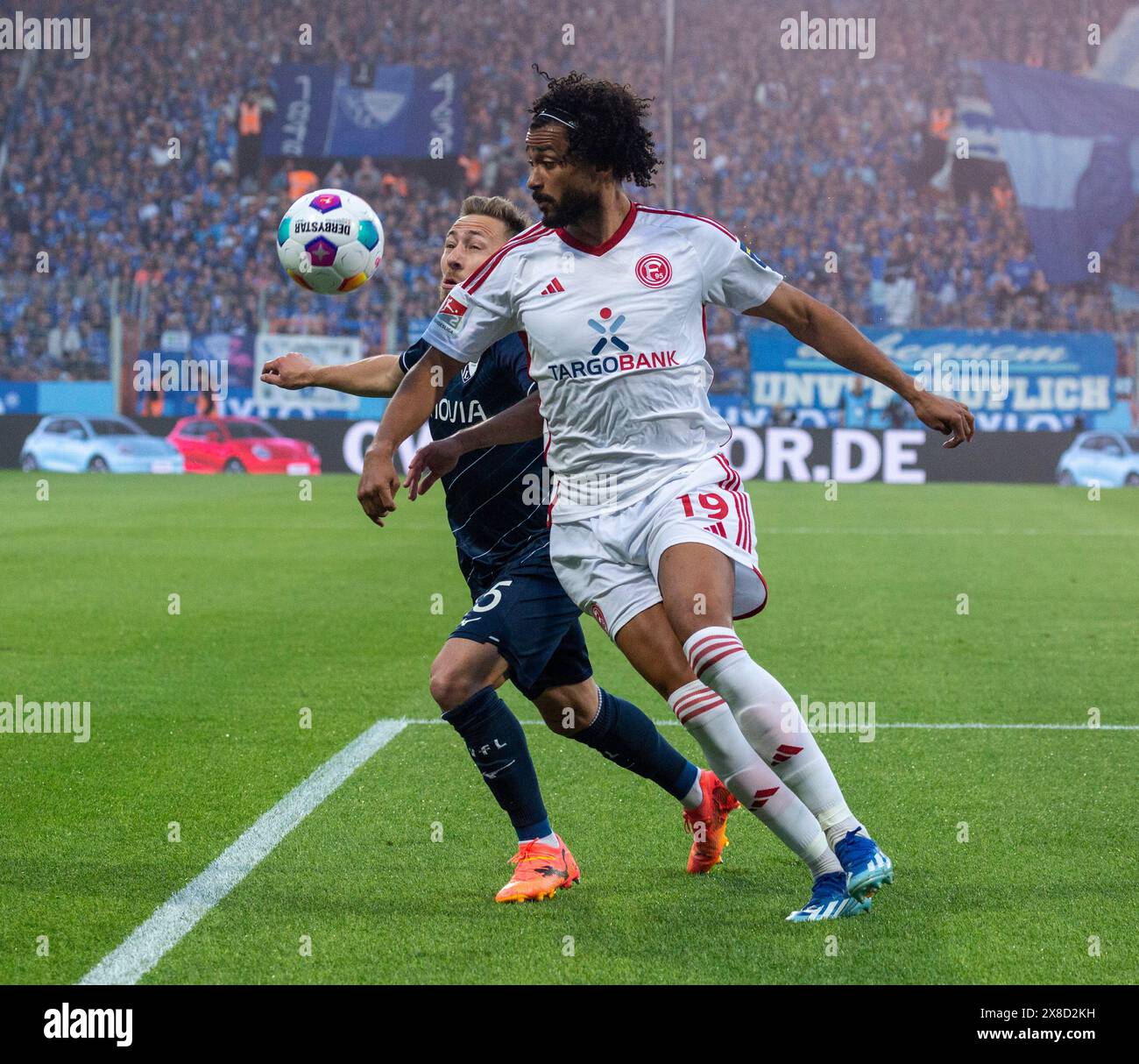 Sport, Fußball, deutsche Premier League, Deutsche zweite Liga, 2023/2024, Relegationsspiel zur Spielsaison 2024/2025, Erstleg, Vonovia Ruhr Stadion Bochum, VfL Bochum gegen Fortuna Düsseldorf 0:3, Spielszene, Emmanuel Iyoha (Fortuna) Ahead und Felix Passlack (Bochum), DFL-VORSCHRIFTEN VERBIETEN JEDE VERWENDUNG VON FOTOGRAFIEN ALS BILDSEQUENZEN UND/ODER QUASI-VIDEO Stockfoto