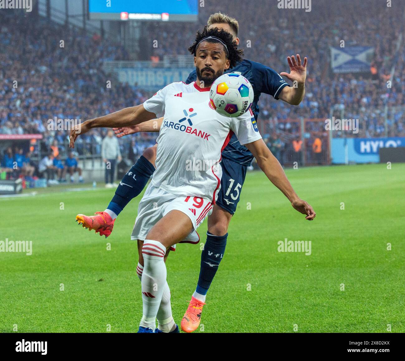 Sport, Fußball, deutsche Premier League, Deutsche zweite Liga, 2023/2024, Relegationsspiel zur Spielsaison 2024/2025, Erstleg, Vonovia Ruhr Stadion Bochum, VfL Bochum gegen Fortuna Düsseldorf 0:3, Spielszene, Emmanuel Iyoha (Fortuna) Ahead und Felix Passlack (Bochum), DFL-VORSCHRIFTEN VERBIETEN JEDE VERWENDUNG VON FOTOGRAFIEN ALS BILDSEQUENZEN UND/ODER QUASI-VIDEO Stockfoto