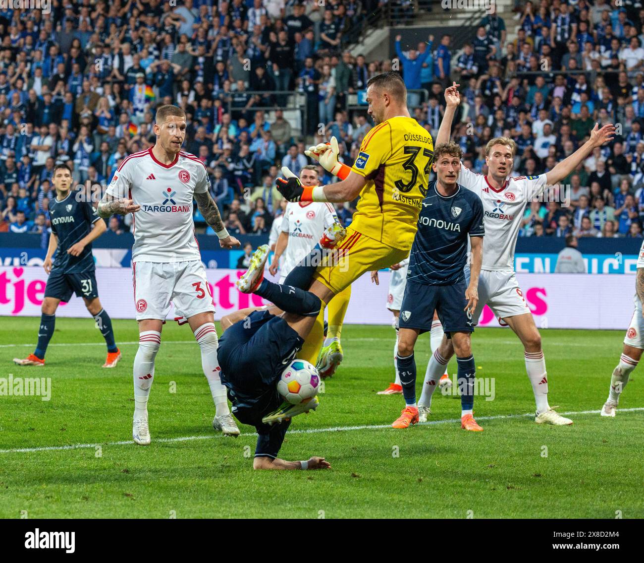 Sport, Fußball, deutsche Premier League, Deutsche zweite Liga, 2023/2024, Relegation Spiel zur Spielsaison 2024/2025, erstes Leg, Vonovia Ruhr Stadion Bochum, VfL Bochum gegen Fortuna Düsseldorf 0:3, Spielszene, f.l.t.r. Keven Schlotterbeck (BO), Jordy de Wijs (Fortuna), Takuma Asano (BO), Felix Klaus (Fortuna), Torhüter Florian Kastenmeier (Fortuna), Patrick Osterhage (BO), Vincent (BO), Vermeij) DFL-VORSCHRIFTEN VERBIETEN DIE VERWENDUNG VON FOTOS ALS BILDSEQUENZEN UND/ODER QUASI-VIDEO Stockfoto