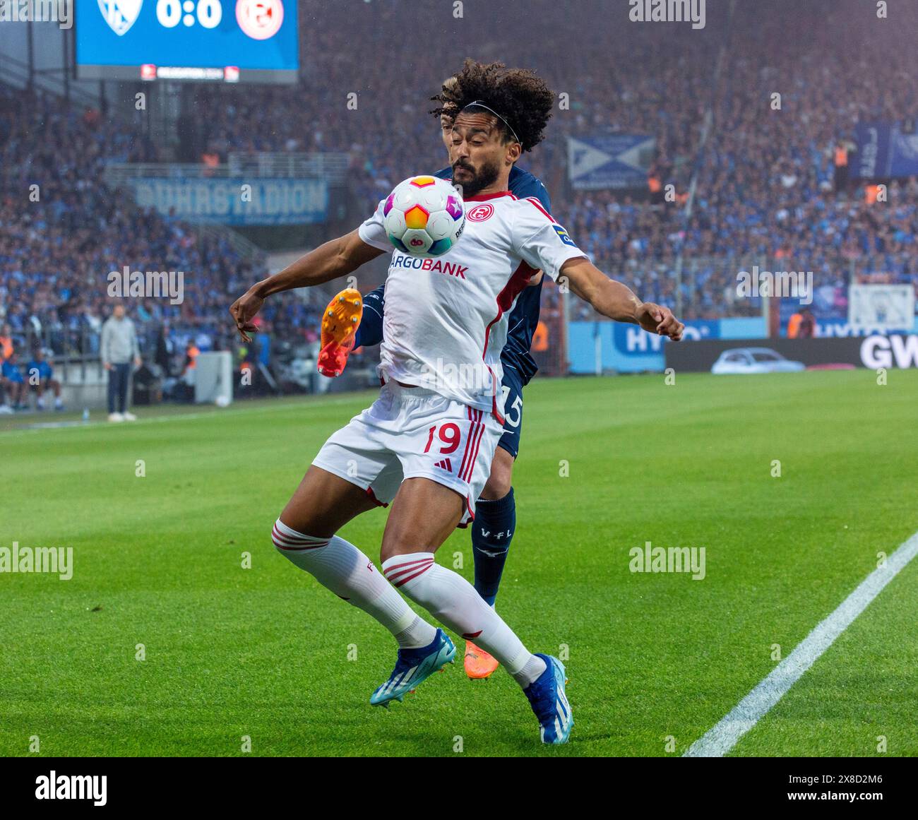 Sport, Fußball, deutsche Premier League, Deutsche zweite Liga, 2023/2024, Relegationsspiel zur Spielsaison 2024/2025, Erstleg, Vonovia Ruhr Stadion Bochum, VfL Bochum gegen Fortuna Düsseldorf 0:3, Spielszene, Emmanuel Iyoha (Fortuna) Ahead und Felix Passlack (Bochum), DFL-VORSCHRIFTEN VERBIETEN JEDE VERWENDUNG VON FOTOGRAFIEN ALS BILDSEQUENZEN UND/ODER QUASI-VIDEO Stockfoto