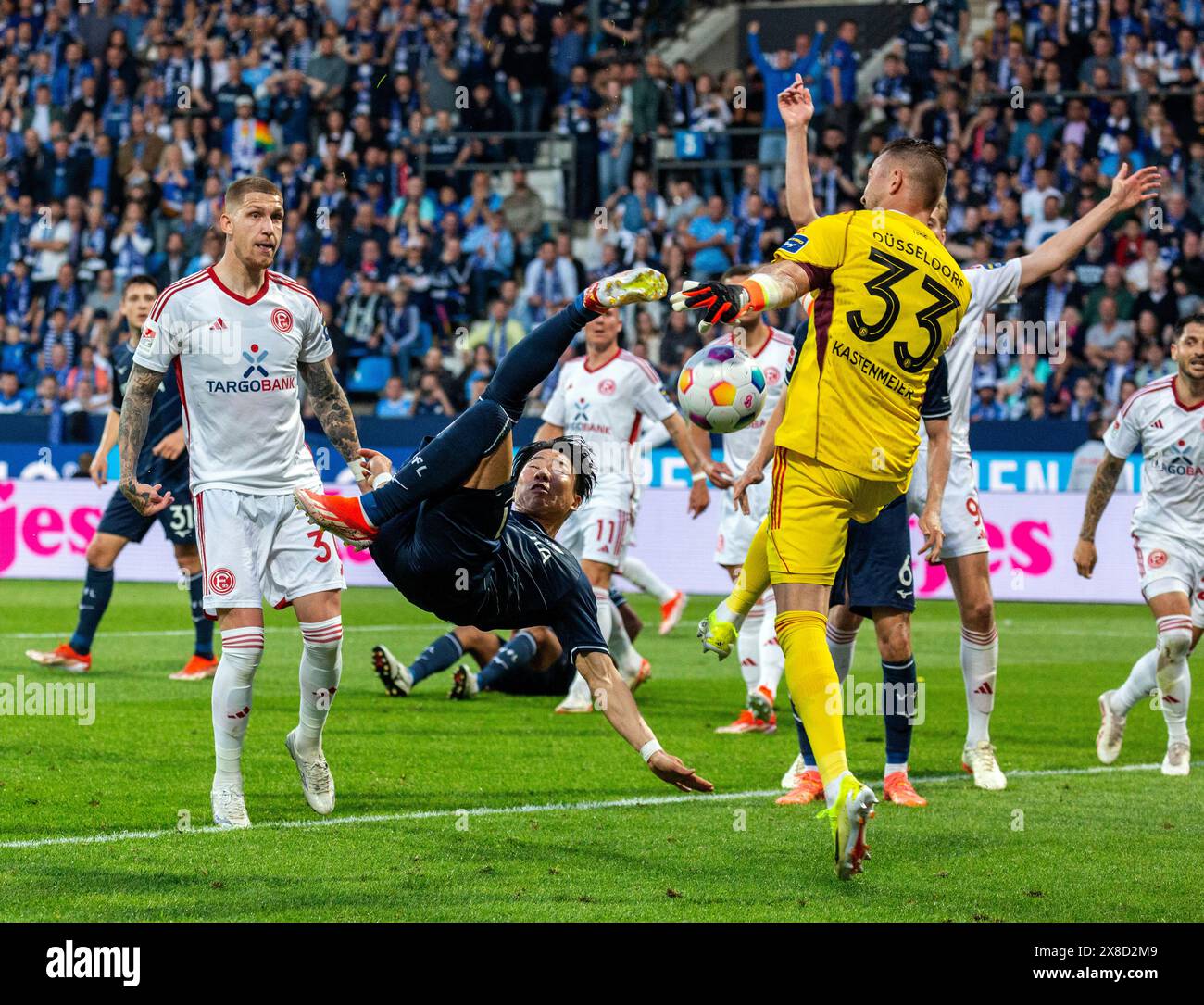 Sport, Fußball, deutsche Premier League, Deutsche zweite Liga, 2023/2024, Relegation Spiel zur Spielsaison 2024/2025, erstes Leg, Vonovia Ruhr Stadion Bochum, VfL Bochum gegen Fortuna Düsseldorf 0:3, Spielszene, f.l.t.r. Keven Schlotterbeck (BO), Jordy de Wijs (Fortuna), Takuma Asano (BO), Felix Klaus (Fortuna), ein Düsseldorfer Spieler, Torhüter Florian Kastenmeier (una), DFL-VORSCHRIFTEN VERBIETEN DIE VERWENDUNG VON FOTOS ALS BILDSEQUENZEN UND/ODER QUASI-VIDEO Stockfoto
