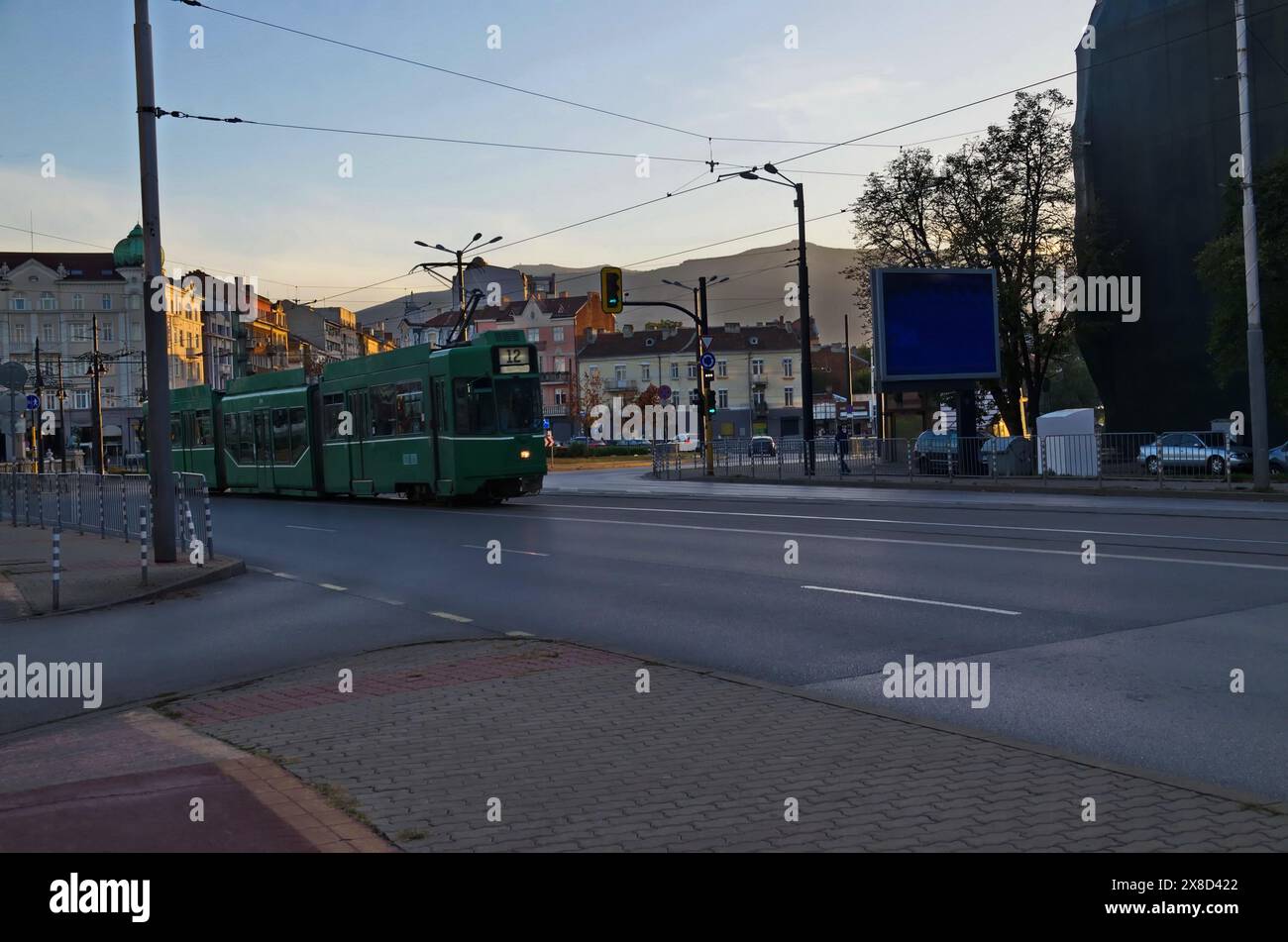 Panoramablick auf die Löwenbrücke über den Fluss Vladaya aus dem Jahr 1889 mit Löwenskulpturen, antiken Gebäuden, Kreuzung, Straßenbahnstrecke, Ampeln und alter tr Stockfoto