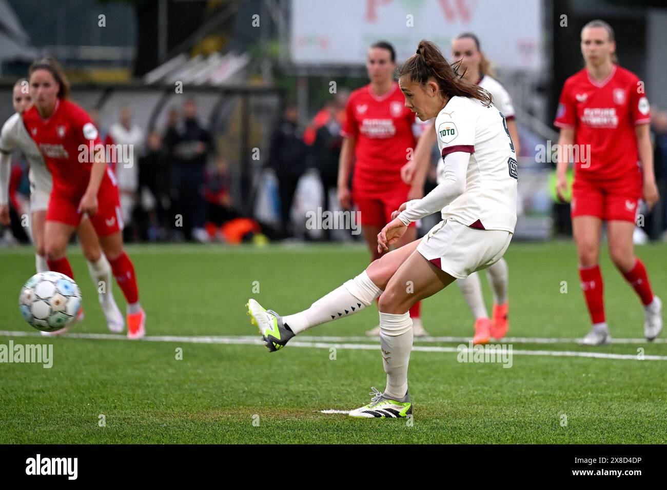 ENSCHEDE - Joelle Smits vom PSV V1 macht das 1-1 im Finale des Eredivisie Cups zwischen dem FC Twente und dem PSV im Sportpark Schreurserve am 29. Mai 2024 in Enschede, Niederlande. ANP GERRIT VAN KÖLN Stockfoto