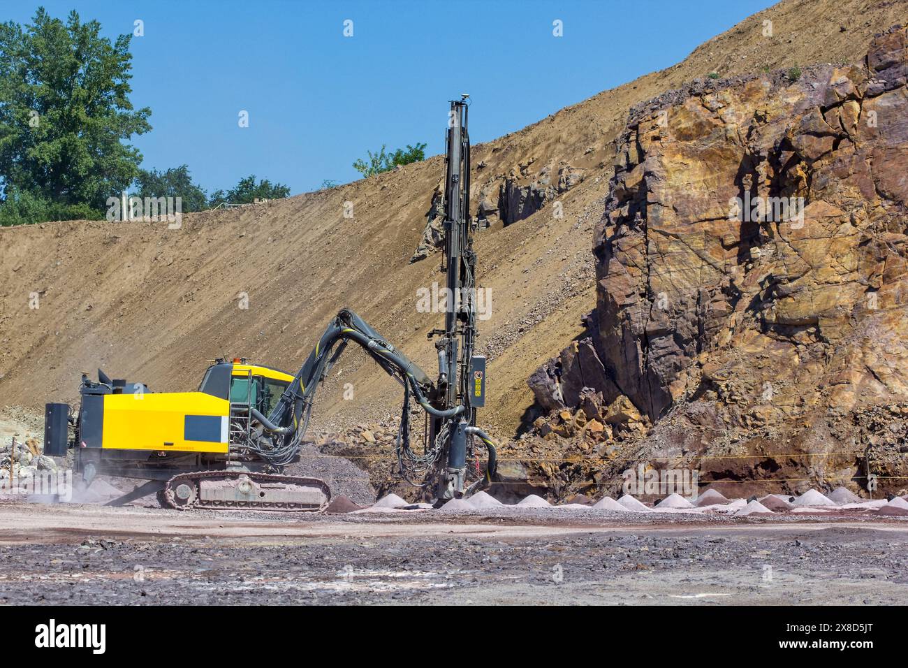 Die vertikale Bohranlage im Steinbruch. Bohrtraktor, der in der Mine arbeitet. Bergbau Steinbruch, Mine. Ausrüstung für den Schwerbergbau. Stockfoto