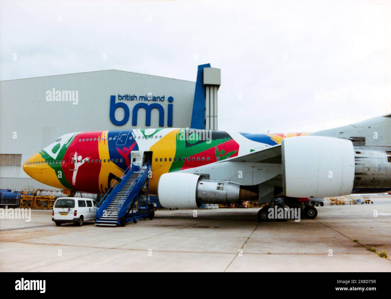 South African Airways Boeing 747-300 Flugzeug ZS-SAJ nannte Ndizani in einem speziellen farbenfrohen Farbschema, das am Flughafen London Heathrow vom BMI, British Midland International, Wartungshangar parkte. BMI stellte seinen Betrieb 2012 ein. Die 747 wurden 2004 außer Betrieb genommen und 2008 verschrottet Stockfoto