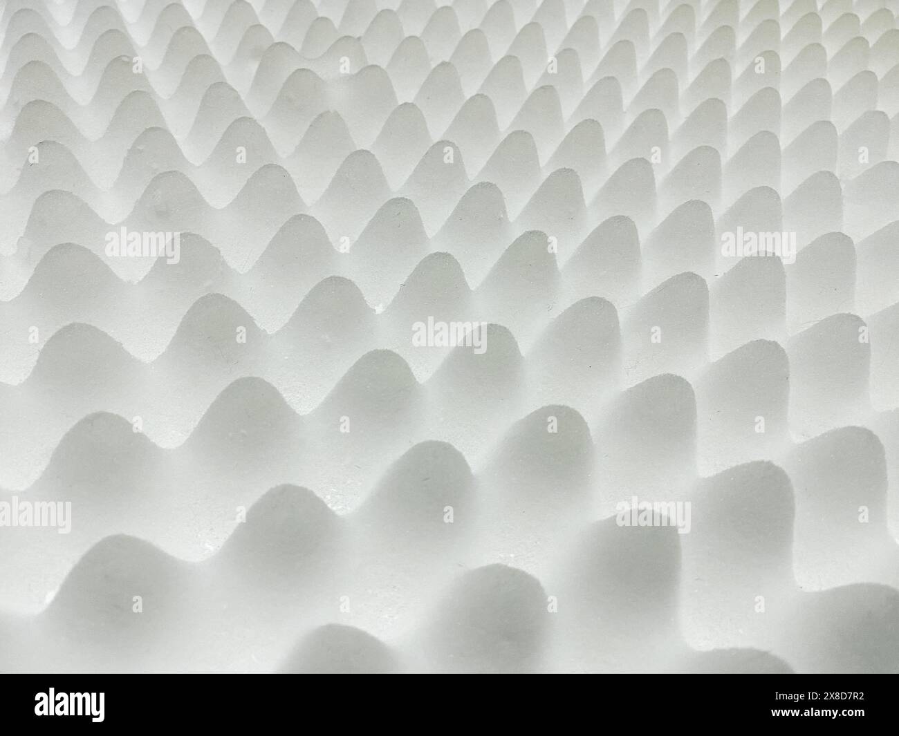 Memory Foam, auch bekannt als viskoelastischer Polyurethanschaum oder Low-elastischer Polyurethanschaum (LRPu), weißer Memory Foam auf einer Matratze Stockfoto