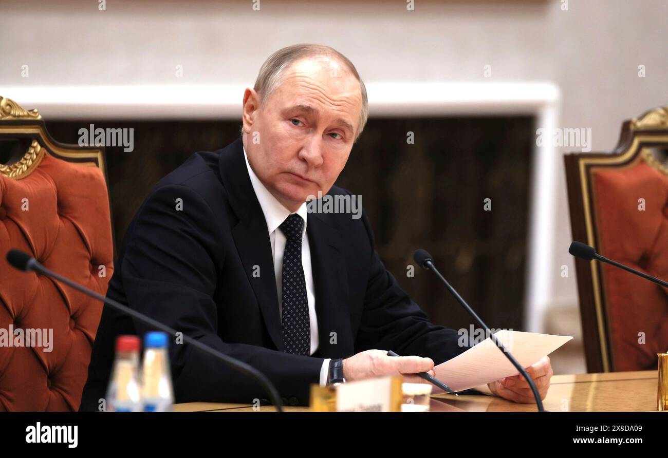 Minsk, Weißrussland. Mai 2024. Der russische Präsident Wladimir Putin hört während eines erweiterten bilateralen Treffens mit dem weißrussischen Präsidenten Alexander Lukaschenko und den Delegierten im Palast der Unabhängigkeit am 24. Mai 2024 in Minsk, Weißrussland, zu. Quelle: Mikhail Metzel/Kreml Pool/Alamy Live News Stockfoto