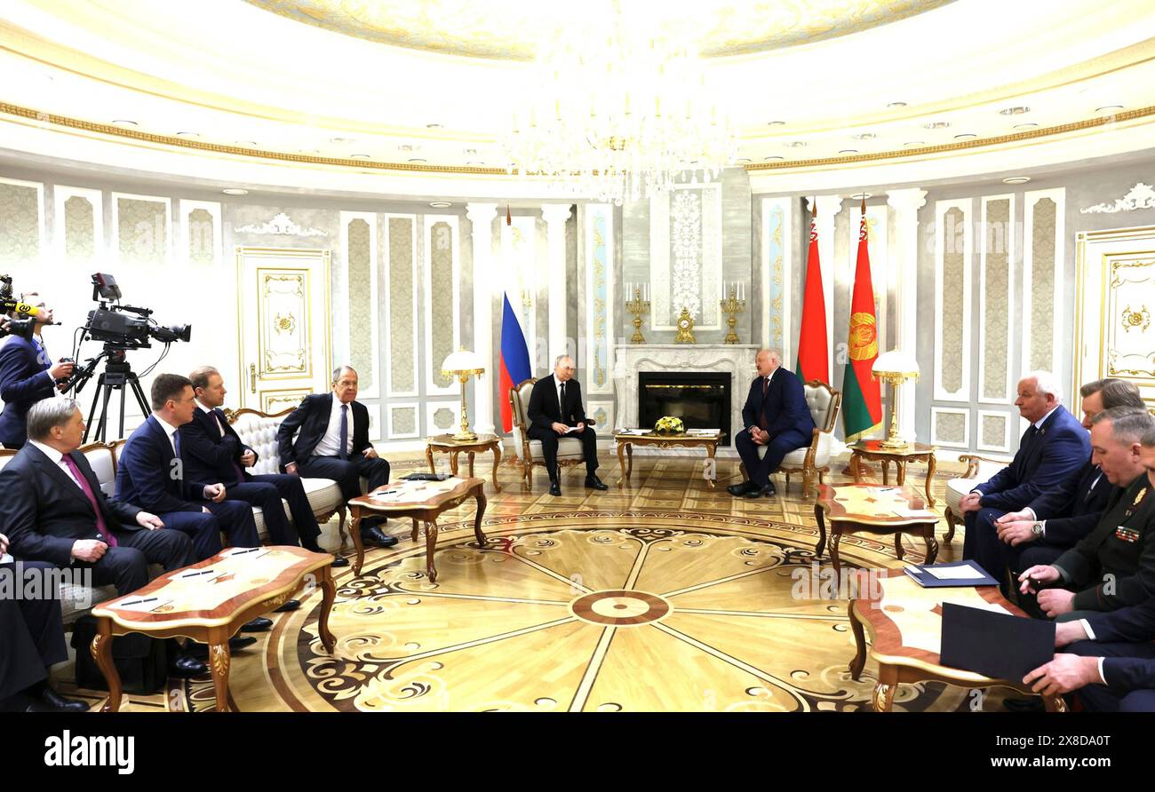 Minsk, Weißrussland. Mai 2024. Der russische Präsident Wladimir Putin links und der belarussische Präsident Alexander Lukaschenko rechts vor einem bilateralen Treffen im Palast der Unabhängigkeit am 24. Mai 2024 in Minsk, Weißrussland. Quelle: Mikhail Metzel/Kreml Pool/Alamy Live News Stockfoto