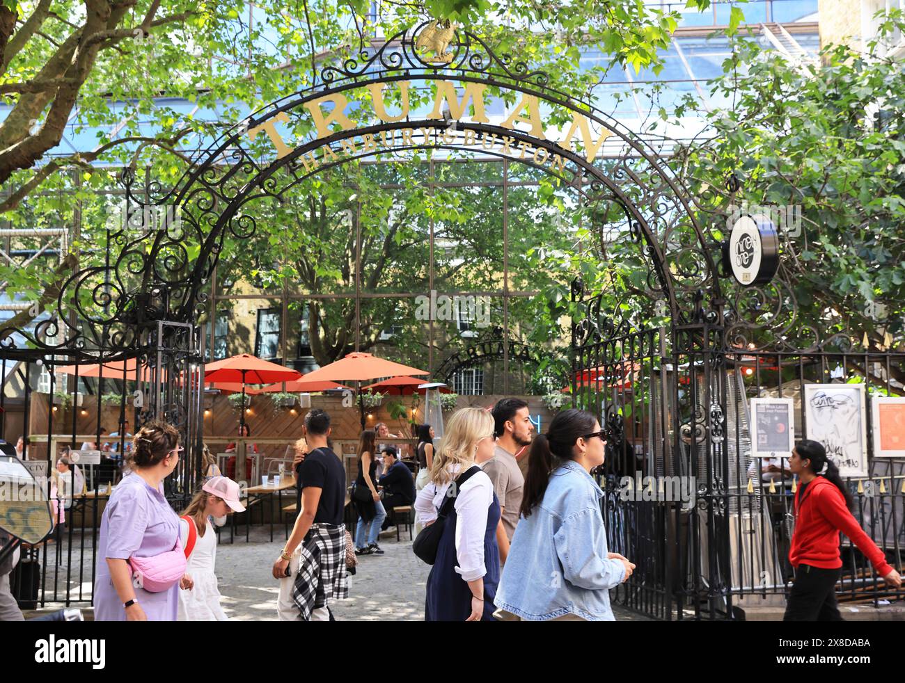 Eintritt in die Truman Brewery, einst die größte Brauerei der Welt, und jetzt in Kürze erweitert, in der lebhaften Gegend von Brick Lane im Osten Londons, Großbritannien Stockfoto