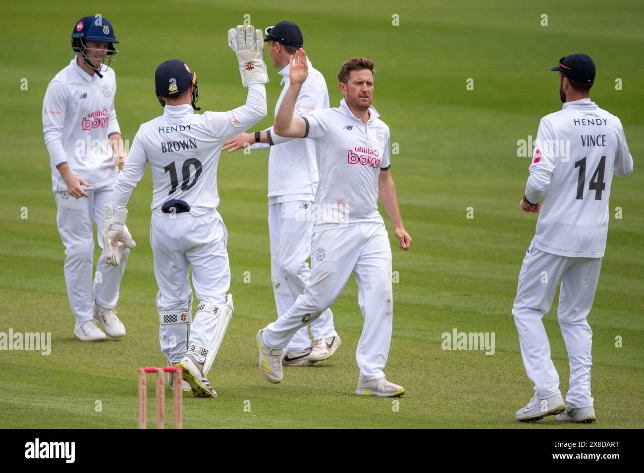 Southampton, Großbritannien. 24. Mai 2024. Liam Dawson, Ben Brown und Hampshire feiern die Wicket of Rory Burns während des Spiels der Vitality County Championship Division One zwischen Hampshire und Surrey im Utilita Bowl. Quelle: Dave Vokes/Alamy Live News Stockfoto