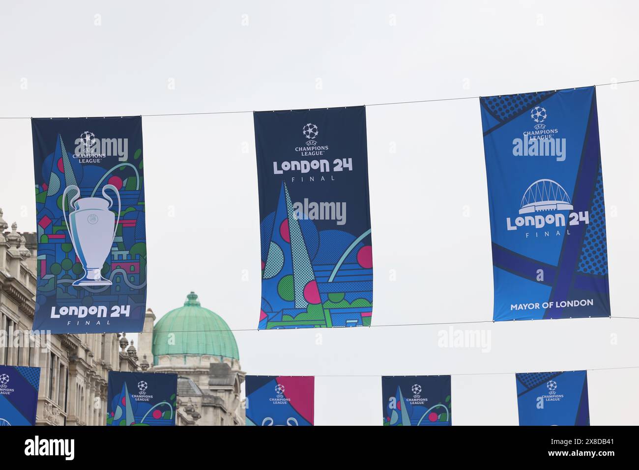 Bunting in der Regents Street für das bevorstehende Champions-League-Finale in Wembley zwischen Borussia Dortmund und Real Madrid, Mai 2024, UK Stockfoto