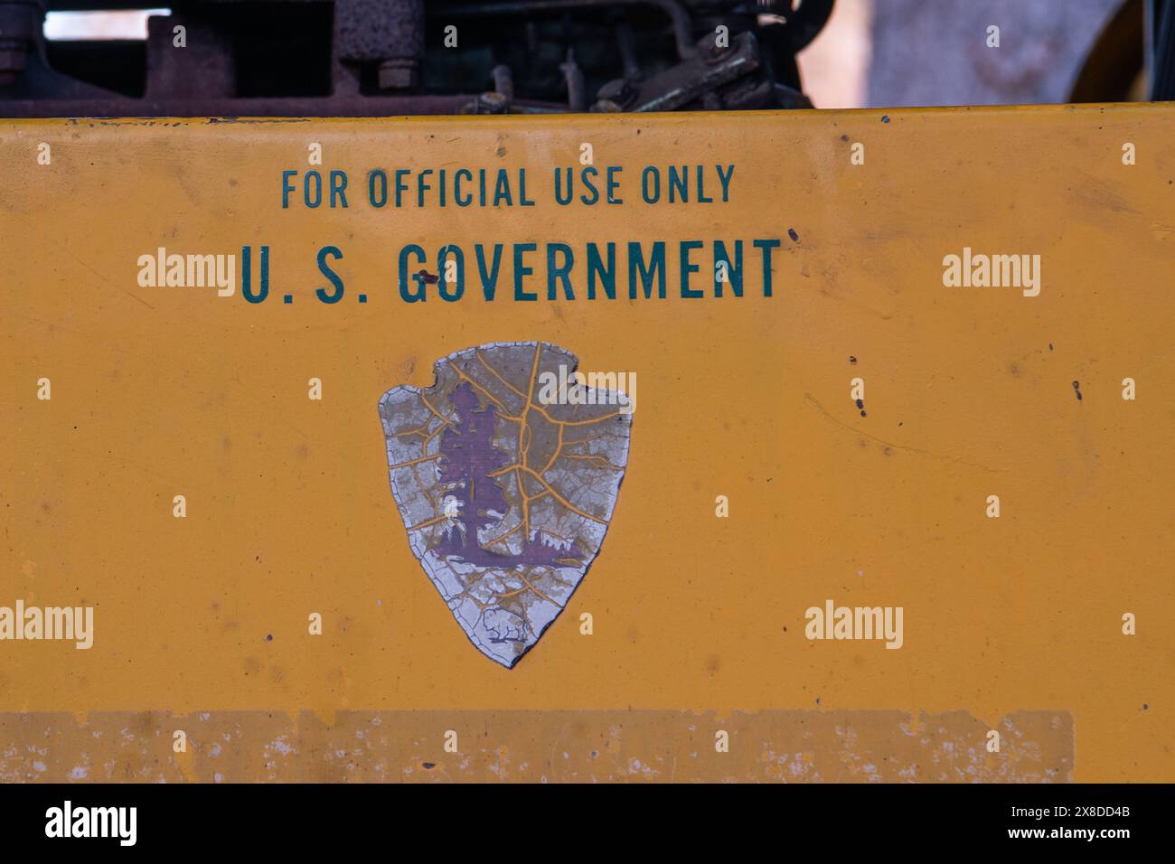 Verblasste Schriften an der Tür eines Schneepflugs in einem Nationalpark in Kalifornien besagen, dass die Maschine nur für den offiziellen Gebrauch bestimmt ist. US-Regierung“. Stockfoto