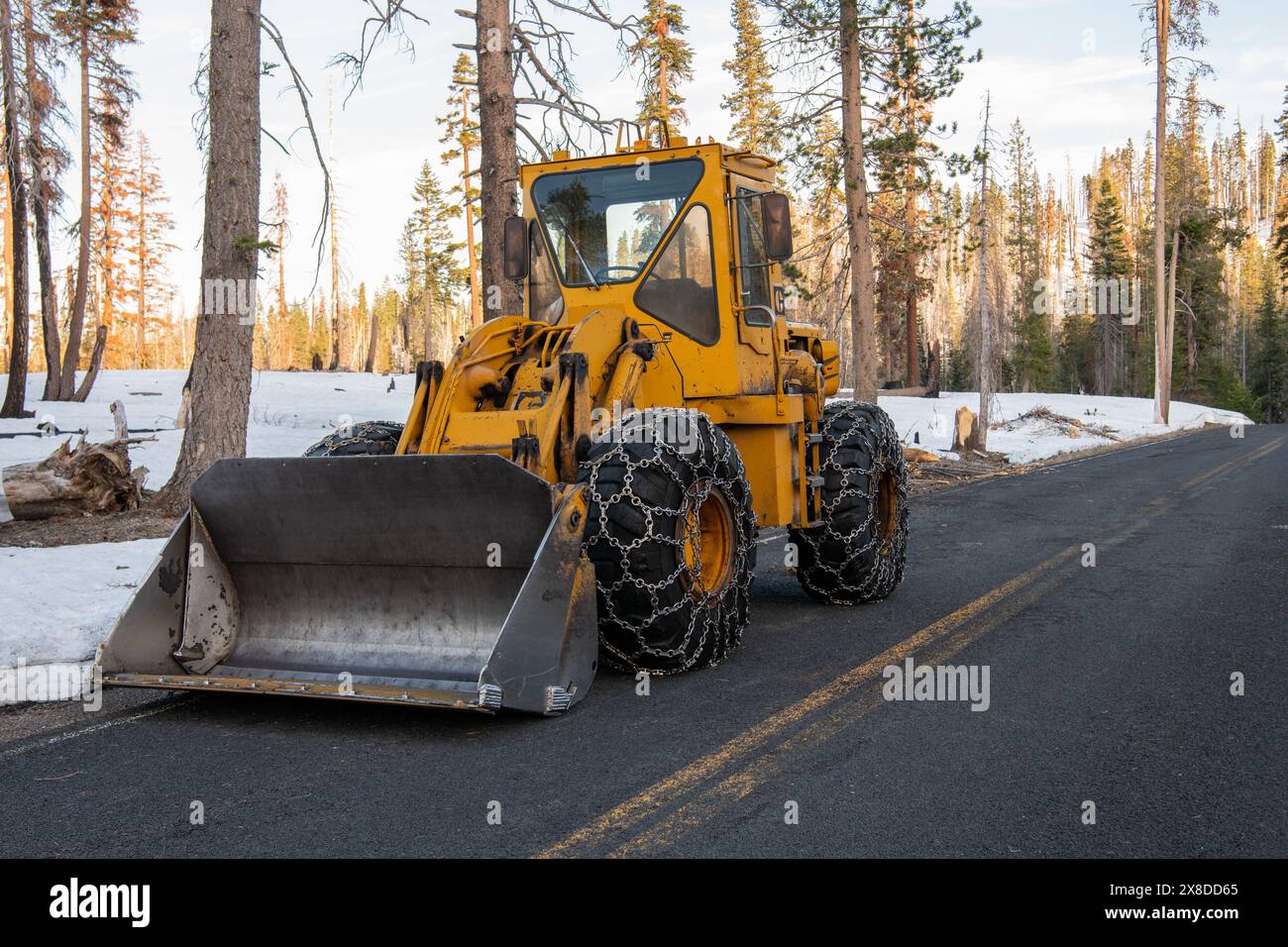 Ein Schneepflug parkt auf einer Straße im Lassen-Nationalpark in Kalifornien. Stockfoto