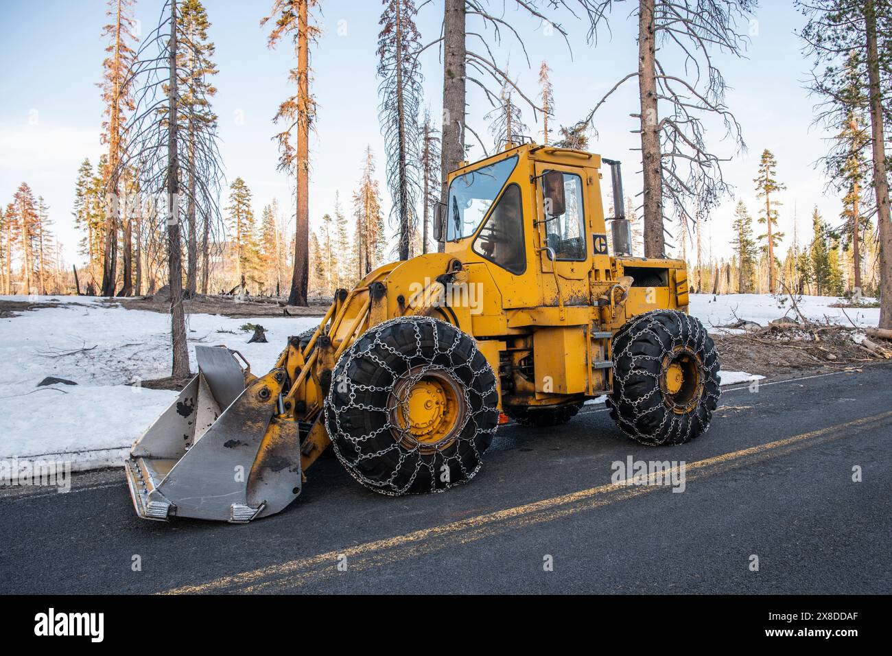 Ein Schneepflug parkt auf einer Straße im Lassen-Nationalpark in Kalifornien. Stockfoto