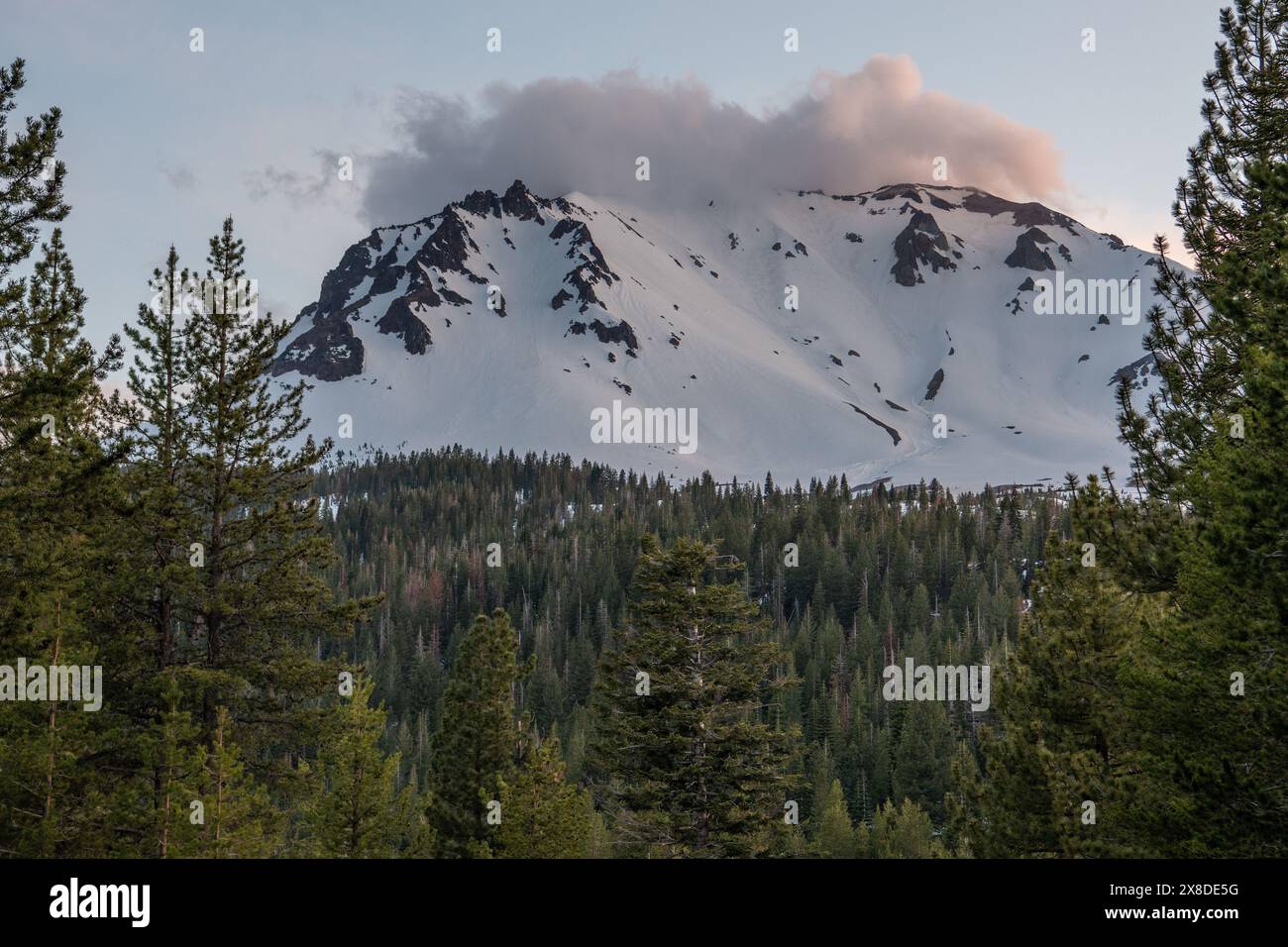Eine Wolke zieht im Winter über einen Berggipfel im Lassen Volcanic National Park in Nordkalifornien. Stockfoto