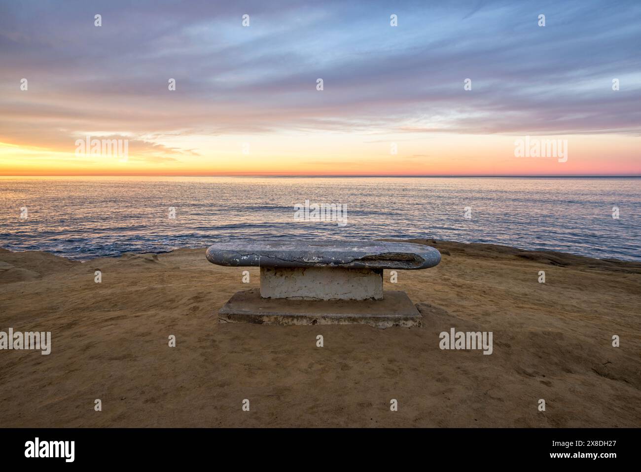 Sonnenaufgang an der Küste vom Sunset Cliffs Natural Park in San Diego, Kalifornien. Stockfoto